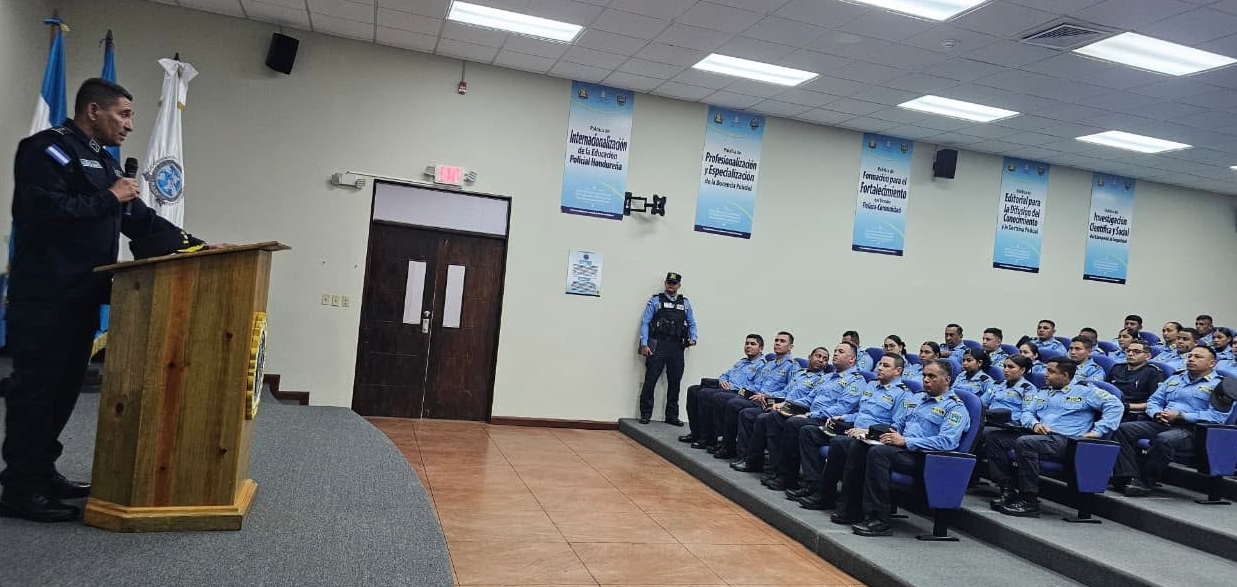 Compartiendo conocimientos con el personal policial